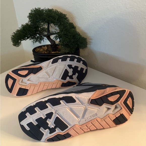 Hoka Blue and Peach Athletic Shoes arahi 3 - Picture 3 of 5